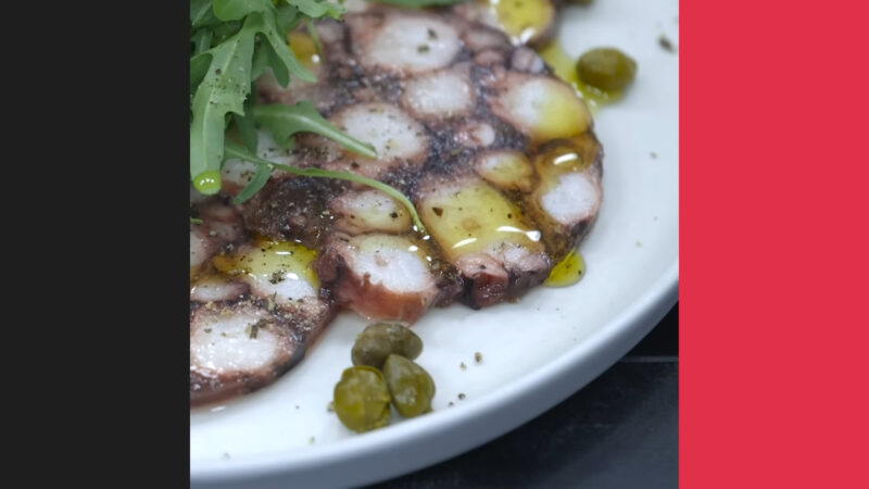 la mejor receta de Carpaccio de Pulpo con Tomate Troceado, Cebolleta Fresca, Aceitunas y Alcaparras.